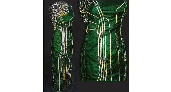 8. Váy thời trang Không giống những trang phục được thiết kế theo phong cách truyền thống, chiếc váy làm từ các vi mạch này biết đâu lại đem đến một cơn sốt thời trang trong những năm sắp tới. Các đường viền gấu vấy được may rất gọn gàng và có thể thay đổi độ dài, ngắn phù hợp với nhu cầu người mặc.