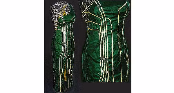 8. Váy thời trang Không giống những trang phục được thiết kế theo phong cách truyền thống, chiếc váy làm từ các vi mạch này biết đâu lại đem đến một cơn sốt thời trang trong những năm sắp tới. Các đường viền gấu vấy được may rất gọn gàng và có thể thay đổi độ dài, ngắn phù hợp với nhu cầu người mặc.