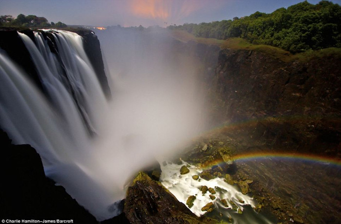 Được gọi với tên “Moonbow”, hiện tượng này không phải hiếm gặp nhưng để xảy ra phải có đủ điều kiện là lượng nước phun lớn và trăng tròn. Mặc dù cầu vồng xuất hiện ở ngọn thác này không ít lần song đây lại là lần đầu tiên nó đi qua The Devils Cataract. Được gọi với tên “Moonbow”, hiện tượng này không phải hiếm gặp nhưng để xảy ra phải có đủ điều kiện là lượng nước phun lớn và trăng tròn. Mặc dù cầu vồng xuất hiện ở ngọn thác này không ít lần song đây lại là lần đầu tiên nó đi qua The Devils Cataract.