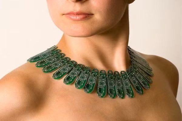 3. Vòng cổ Chiếc vòng cổ vi mạch thanh lịch và phong cách này thực sự là một phương pháp hữu ích trong việc tái sử dụng những bảng vi mạch bỏ đi vì bị in lỗi. Chiếc vòng cổ này thật đặc biệt với cách tạo hình trông giống như những bông tuyết hay mặt dây chuyền.