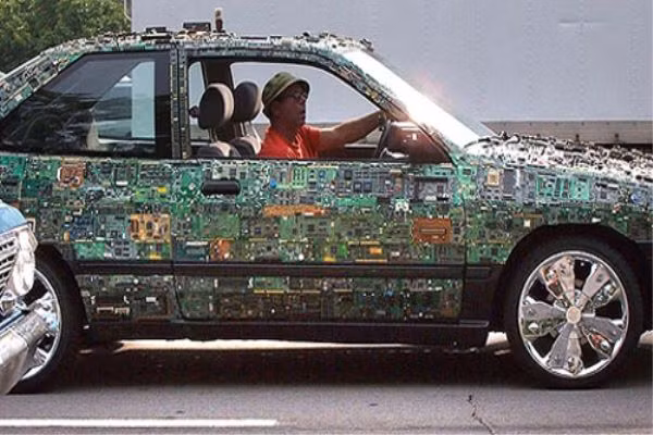 7. Ô tô Thay vì những thiết kế đơn giản như mặt dây chuyền hay đồng hồ, thiết kế này lại thể hiện sự táo bạo hơn khi gắn toàn bộ thân xe bằng các bảng vi mạch và trông nó như một bảng vi mạch điện tử khổng lồ. Có thể nhiều người sẽ nghĩ rằng chiếc xe này không đam bảo độ an toàn, tuy nhiên bạn hãy yên tâm rằng cho dù các bảng vi mạch này khá mỏng nhưng lại được trợ giúp bởi phần kim loại chắc chắn phía sau. Đây chắc chắn sẽ là một chiếc xe không thể thiếu trong những chuyến du lịch thú vị của bạn.