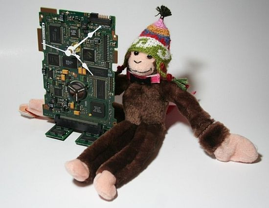 10. Đồng hồ để bàn Chiếc đồng hồ để bàn này là sản phẩm sáng tạo của nhà thiết kế Brian đến từ Mĩ và nó có tên “Hard Drive Circuit Board Desk Clock”. Ngoài chức năng tiện ích là xem giờ, nó còn giúp giảm thiểu các chất thải điện tử. Chiếc đồng hộ chạy bằng pin AA và có đế làm từ RAM cũ giữ nó đứng vững trên bàn và có giá bán là 15 đô la.