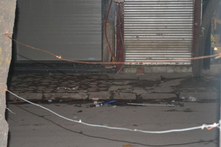 Vết máu và hung khí vứt lại hiện trường