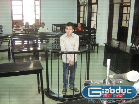 Bị cáo Nguyễn Quốc Việt trước vành móng ngựa. Bị cáo Nguyễn Quốc Việt trước vành móng ngựa.