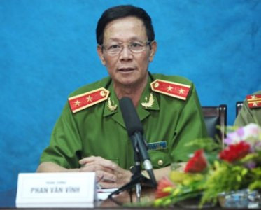 Ngày 27/7, Trung tướng Phan Văn Vĩnh, Tổng cục trưởng Tổng cục Cảnh sát Phòng chống tội phạm (Tổng cục 6 Bộ Công an) trong buổi giao lưu trực tuyến, trước câu hỏi có để lọt, lộ thông tin để Dương Chí Dũng, nguyên Cục trưởng Cục Hàng hải trốn thoát, Trung tướng Phan Văn Vĩnh khẳng định rằng: “Chưa có thôngtin, tài liệu về việc ông Dũng mất nhiều tiền để được "phím" trước và thoát thân”. Hiện tại, cơ quan chức năng đang tiếp tục điều tra làm rõ, nếu phát hiệnbất kỳ ai để lộ, lọt thì sẽ xử lý nghiêm theo quy định của pháp luật. “Tuy chưa bắt được Dương Chí Dũng nhưng những tài liệu mà cơ quan điều tra thu thập được, lời khai của những người có liên quan và của chính Dương Chí Dũng là những bằng chứng quan trọng trong việc xác định nội dung vụ án”, Trung tướngVĩnh cho biết. Ngày 27/7, Trung tướng Phan Văn Vĩnh, Tổng cục trưởng Tổng cục Cảnh sát Phòng chống tội phạm (Tổng cục 6 Bộ Công an) trong buổi giao lưu trực tuyến, trước câu hỏi có để lọt, lộ thông tin để Dương Chí Dũng, nguyên Cục trưởng Cục Hàng hải trốn thoát, Trung tướng Phan Văn Vĩnh khẳng định rằng: “Chưa có thôngtin, tài liệu về việc ông Dũng mất nhiều tiền để được "phím" trước và thoát thân”. Hiện tại, cơ quan chức năng đang tiếp tục điều tra làm rõ, nếu phát hiệnbất kỳ ai để lộ, lọt thì sẽ xử lý nghiêm theo quy định của pháp luật. “Tuy chưa bắt được Dương Chí Dũng nhưng những tài liệu mà cơ quan điều tra thu thập được, lời khai của những người có liên quan và của chính Dương Chí Dũng là những bằng chứng quan trọng trong việc xác định nội dung vụ án”, Trung tướngVĩnh cho biết.