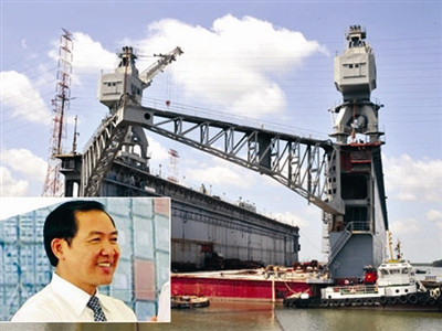 Tại phiên họp báo Chính phủ thường kỳ diễn ra chiều 27/5, trao đổi với phóng viên về vấn đề sai phạm của Tổng công ty Hàng hải Việt Nam (Vinalines) giai đoạn 2007-2010, Bộ trưởng, Chủ nhiệm Văn phòng Chính phủ Vũ Đức Đam cho biết, Chính phủ sẽ xử lý nghiêm vụ việc này theo đúng những quy định của pháp luật. Người phát ngôn Chính phủ cho biết, các sai phạm tại Vinalines đang được phía cơ quan điều tra làm rõ, trách nhiệm liên quan đến ai, đến cơ quan nào sẽ được điều tra và xử lý theo đúng quy định pháp luật. Tại phiên họp báo Chính phủ thường kỳ diễn ra chiều 27/5, trao đổi với phóng viên về vấn đề sai phạm của Tổng công ty Hàng hải Việt Nam (Vinalines) giai đoạn 2007-2010, Bộ trưởng, Chủ nhiệm Văn phòng Chính phủ Vũ Đức Đam cho biết, Chính phủ sẽ xử lý nghiêm vụ việc này theo đúng những quy định của pháp luật. Người phát ngôn Chính phủ cho biết, các sai phạm tại Vinalines đang được phía cơ quan điều tra làm rõ, trách nhiệm liên quan đến ai, đến cơ quan nào sẽ được điều tra và xử lý theo đúng quy định pháp luật.