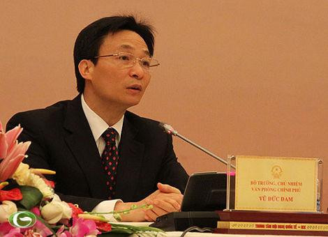 Trong chương trình Dân hỏi của VTV ngày 5/8, Bộ trưởng, Chủ nhiệm VPCP Vũ Đức Đam nói: "Khi cơ quan điều tra báo cáo là lãnh đạo của tổng công ty, cụ thể là ông Dương Chí Dũng, có dấu hiệu vi phạm, Thủ tướng đã chỉ đạo khởi tố vụ án, khởi tố bị can, tiến hành ngay các biện pháp ngăn chặn đặc biệt đối với ông Dương Chí Dũng. Tất cả những việc này được làm với thái độ rất cương quyết, đúng trình tự tố tụng". Trả lời câu hỏi: "Việc bổ nhiệm ông Dương Chí Dũng ở Vinalines, Bộ trưởng đã khẳng định là đúng quy trình, nhưng người dân băn khoăn trách nhiệm thuộc về ai, tại sao thực hiện đúng quy trình mà vẫn để lọt một tội phạm lên một chức vụ quan trọng?", Bộ trưởng Đam cho biết: "Chính phủ làm gì cũng phải căn cứ vào luật pháp, tuân thủ đúng quy trình thủ tục của một cơ quan hành chính. Quy trình, thủ tục đúng thì phải bảo là đúng. Giống như một quy trình sản xuất, nếu xảy ra tai nạn, điều đầu tiên cần xem xét là vận hành có đúng quy trình không, nếu đúng quy trình thì phải tìm những nguyên nhân sâu xa hơn. Công tác cán bộ là cốt lõi của mọi vấn đế, Đảng và Nhà nước có các chính sách và quy định rất chặt chẽ từ đánh giá, quy hoạch, đào tạo, bổ nhiệm, đãi ngộ… Với những cán bộ cấp Chủ tịch HĐQT, quy trình từ nhận xét ở nơi làm việc đến lấy ý kiến nơi cư trú… phải mất đến 6 tháng. Vấn đề đặt ra ở đây là tại sao quy trình chặt như thế mà vẫn để lọt. Đây là vấn đề con người. Chúng ta đều biết một người đã giữ đến chức vụ nhất định thì rất hiểu biết. Không phải không có những trường hợp, không chỉ riêng VN, mà trong lịch sử từ trước đến nay, khá nhiều cán bộ trung cao cấp che giấu rất giỏi". Trong chương trình Dân hỏi của VTV ngày 5/8, Bộ trưởng, Chủ nhiệm VPCP Vũ Đức Đam nói: "Khi cơ quan điều tra báo cáo là lãnh đạo của tổng công ty, cụ thể là ông Dương Chí Dũng, có dấu hiệu vi phạm, Thủ tướng đã chỉ đạo khởi tố vụ án, khởi tố bị can, tiến hành ngay các biện pháp ngăn chặn đặc biệt đối với ông Dương Chí Dũng. Tất cả những việc này được làm với thái độ rất cương quyết, đúng trình tự tố tụng". Trả lời câu hỏi: "Việc bổ nhiệm ông Dương Chí Dũng ở Vinalines, Bộ trưởng đã khẳng định là đúng quy trình, nhưng người dân băn khoăn trách nhiệm thuộc về ai, tại sao thực hiện đúng quy trình mà vẫn để lọt một tội phạm lên một chức vụ quan trọng?", Bộ trưởng Đam cho biết: "Chính phủ làm gì cũng phải căn cứ vào luật pháp, tuân thủ đúng quy trình thủ tục của một cơ quan hành chính. Quy trình, thủ tục đúng thì phải bảo là đúng. Giống như một quy trình sản xuất, nếu xảy ra tai nạn, điều đầu tiên cần xem xét là vận hành có đúng quy trình không, nếu đúng quy trình thì phải tìm những nguyên nhân sâu xa hơn. Công tác cán bộ là cốt lõi của mọi vấn đế, Đảng và Nhà nước có các chính sách và quy định rất chặt chẽ từ đánh giá, quy hoạch, đào tạo, bổ nhiệm, đãi ngộ… Với những cán bộ cấp Chủ tịch HĐQT, quy trình từ nhận xét ở nơi làm việc đến lấy ý kiến nơi cư trú… phải mất đến 6 tháng. Vấn đề đặt ra ở đây là tại sao quy trình chặt như thế mà vẫn để lọt. Đây là vấn đề con người. Chúng ta đều biết một người đã giữ đến chức vụ nhất định thì rất hiểu biết. Không phải không có những trường hợp, không chỉ riêng VN, mà trong lịch sử từ trước đến nay, khá nhiều cán bộ trung cao cấp che giấu rất giỏi".