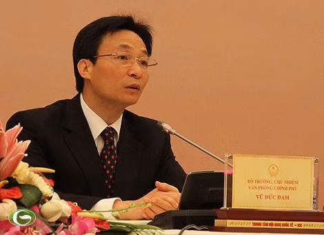 Trong chương trình Dân hỏi của VTV ngày 5/8, Bộ trưởng, Chủ nhiệm VPCP Vũ Đức Đam nói: "Khi cơ quan điều tra báo cáo là lãnh đạo của tổng công ty, cụ thể là ông Dương Chí Dũng, có dấu hiệu vi phạm, Thủ tướng đã chỉ đạo khởi tố vụ án, khởi tố bị can, tiến hành ngay các biện pháp ngăn chặn đặc biệt đối với ông Dương Chí Dũng. Tất cả những việc này được làm với thái độ rất cương quyết, đúng trình tự tố tụng". Trả lời câu hỏi: "Việc bổ nhiệm ông Dương Chí Dũng ở Vinalines, Bộ trưởng đã khẳng định là đúng quy trình, nhưng người dân băn khoăn trách nhiệm thuộc về ai, tại sao thực hiện đúng quy trình mà vẫn để lọt một tội phạm lên một chức vụ quan trọng?", Bộ trưởng Đam cho biết: "Chính phủ làm gì cũng phải căn cứ vào luật pháp, tuân thủ đúng quy trình thủ tục của một cơ quan hành chính. Quy trình, thủ tục đúng thì phải bảo là đúng. Giống như một quy trình sản xuất, nếu xảy ra tai nạn, điều đầu tiên cần xem xét là vận hành có đúng quy trình không, nếu đúng quy trình thì phải tìm những nguyên nhân sâu xa hơn. Công tác cán bộ là cốt lõi của mọi vấn đế, Đảng và Nhà nước có các chính sách và quy định rất chặt chẽ từ đánh giá, quy hoạch, đào tạo, bổ nhiệm, đãi ngộ… Với những cán bộ cấp Chủ tịch HĐQT, quy trình từ nhận xét ở nơi làm việc đến lấy ý kiến nơi cư trú… phải mất đến 6 tháng. Vấn đề đặt ra ở đây là tại sao quy trình chặt như thế mà vẫn để lọt. Đây là vấn đề con người. Chúng ta đều biết một người đã giữ đến chức vụ nhất định thì rất hiểu biết. Không phải không có những trường hợp, không chỉ riêng VN, mà trong lịch sử từ trước đến nay, khá nhiều cán bộ trung cao cấp che giấu rất giỏi".