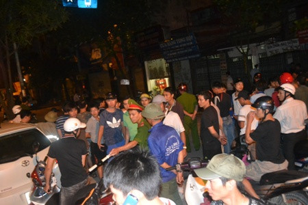 Nhiều người hiếu kỳ theo dõi vụ việc