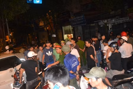 Nhiều người hiếu kỳ theo dõi vụ việc