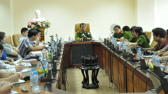 Ngày 22-5, Cục Cảnh sát điều tra tội phạm về tham nhũng (C48), Tổng cục Cảnh sát phòng chống tội phạm Bộ Công an đã thông báo kết quả điều tra ban đầu về sai phạm tại Tổng công ty Hàng hải Việt Nam (Vinalines). Tại buổi họp báo, đại tá Trần Duy Thanh, Cục trưởng C48 cho biết, Cơ quan cảnh sát điều tra Bộ Công an đã ra lệnh truy nã đặc biệt trên toàn quốc để truy bắt ông Dương Chí Dũng - Cục trưởng Cục Hàng hải VN. Trong trường hợp xác định ông Dũng trốn ra nước ngoài, cơ quan điều tra sẽ làm việc với Interpol để ra lệnh truy nã quốc tế nhằm truy bắt bị can phục vụ tiến trình điều tra vụ án. Ngày 22-5, Cục Cảnh sát điều tra tội phạm về tham nhũng (C48), Tổng cục Cảnh sát phòng chống tội phạm Bộ Công an đã thông báo kết quả điều tra ban đầu về sai phạm tại Tổng công ty Hàng hải Việt Nam (Vinalines). Tại buổi họp báo, đại tá Trần Duy Thanh, Cục trưởng C48 cho biết, Cơ quan cảnh sát điều tra Bộ Công an đã ra lệnh truy nã đặc biệt trên toàn quốc để truy bắt ông Dương Chí Dũng - Cục trưởng Cục Hàng hải VN. Trong trường hợp xác định ông Dũng trốn ra nước ngoài, cơ quan điều tra sẽ làm việc với Interpol để ra lệnh truy nã quốc tế nhằm truy bắt bị can phục vụ tiến trình điều tra vụ án.