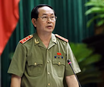 Trả lời chất vấn trước Quốc hội chiều 14/6, Ủy viên Bộ Chính trị, Bộ trưởng Bộ Công an, Thượng tướng Trần Đại Quang cho biết, lực lượng công an đã triển khai rất khẩn trương những biện pháp truy bắt, truy nã đối với ông Dương Chí Dũng, nguyên Chủ tịch Hội đồng thành viên Tổng công ty Hàng hải Việt Nam Vinalines. “Có thể nói những biện pháp để truy bắt, truy nã đối với ông Dương Chí Dũng triển khai rất khẩn trương. Về vụ việc này chúng tôi cũng đã chỉ đạo cơ quan cảnh sát điều tra làm rõ nguyên nhân ông Dương Chí Dũng bỏ trốn xem có lộ, lọt thông tin hay không? Nếu có thì phải điều tra xử lý theo pháp luật. Đồng thời chúng tôi đã chỉ đạo cơ quan cảnh sát điều tra kiểm điểm rút kinh nghiệm nghiêm túc về các biện pháp công tác nghiệp vụ, mặc dù theo quy định của pháp luật, trước khi khởi tố bị can có lệnh bắt và khám xét đối với ông Dương Chí Dũng thì chưa được áp dụng các biện pháp ngăn chặn theo quy định của pháp luật”, Bộ trưởng Trần Đại Quang nói.