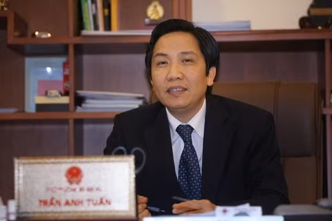 Cũng trong cuộc họp báo ngày 31/5, các nhà báo đã đưa ra câu hỏi: Thế nhưng vì sao giờ đây ông Dương Chí Dũng lại đẩy cả Bộ GTVT lẫn Bộ Nội vụ vào tình thế oái oăm như vậy? Có phải như chuyện “con voi chui lọt lỗ kim”? Trả lời câu hỏi này, Thứ trưởng Bộ Nội vụ Trần Anh Tuấn cho rằng không có chuyện đó, nhưng ông Tuấn cũng gián tiếp cho rằng công tác bổ nhiệm cán bộ còn có những hạn chế.