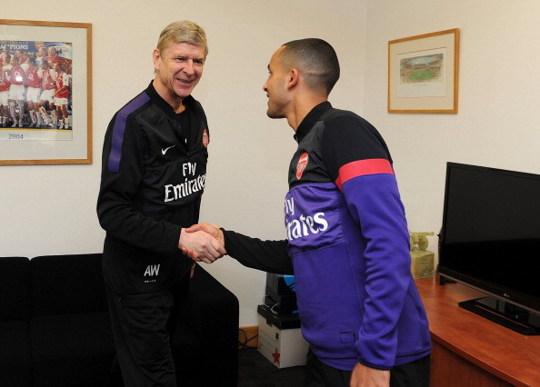 “Chúng tôi rất vui mừng khi cuối cùng thì Theo Walcott đã đồng ý ký vào bản hợp đồng mới. Cậu ấy gia nhập CLB từ năm 16 tuổi và đến giờ này thì cậu ấy đã là một ngôi sao, một cầu thủ đã trưởng thành thực sự. Theo là một cầu thủ tuyệt vời. Việc gia hạn hợp đồng với Walcott thực sự là một cú hích cho tham vọng của chúng tôi”, HLV Arsene Wenger cho biết.