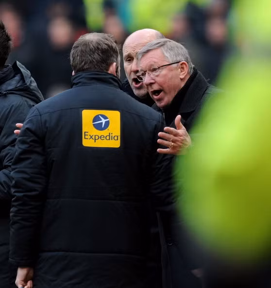 Sir Alex khiếu nại với trọng tài về tình huống Kagawa bị ngã trong vòng cấm.