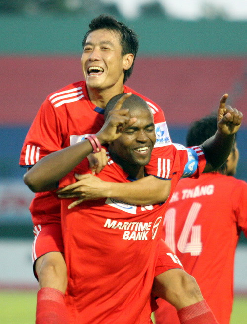 B.Bình Dương là một trong những ứng viên vô địch tại Chonburi Cup 2013. B.Bình Dương là một trong những ứng viên vô địch tại Chonburi Cup 2013.