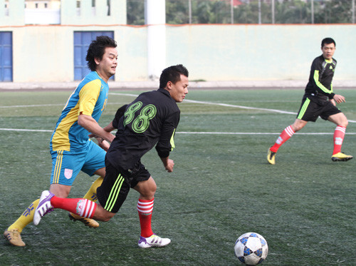 Sân bóng Tây Hồ bỗng nhiên thu hút được khá nhiều người hâm mộ khi quy tụ dàn sao khủng... Sân bóng Tây Hồ bỗng nhiên thu hút được khá nhiều người hâm mộ khi quy tụ dàn sao khủng...