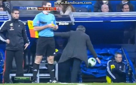 Trọng tài đã cắt còi cho Real được hưởng quả đá phạt nhưng chỉ phạt thẻ vàng với Tunez, điều này khiến 'Người đặc biệt' nổi giận khi chạy đến sát đường biên dọc lấy một quả bóng và sút mạnh về phía băng ghế dự bị... Trọng tài đã cắt còi cho Real được hưởng quả đá phạt nhưng chỉ phạt thẻ vàng với Tunez, điều này khiến 'Người đặc biệt' nổi giận khi chạy đến sát đường biên dọc lấy một quả bóng và sút mạnh về phía băng ghế dự bị...