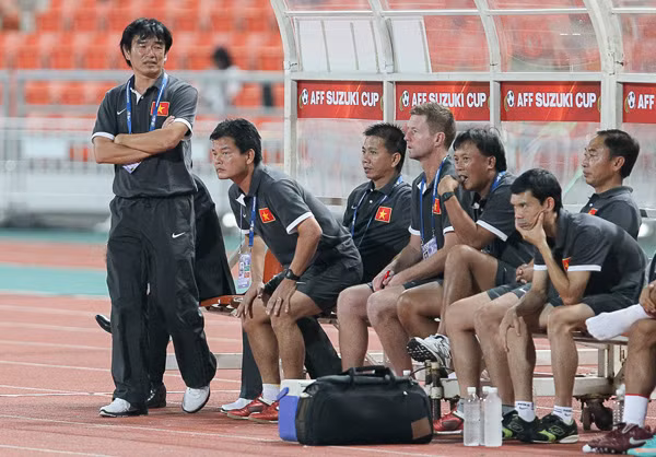 Ghế HLV tuyển Việt Nam vẫn đang bỏ trống sau khi HLV Phan Thanh Hùng từ chức,