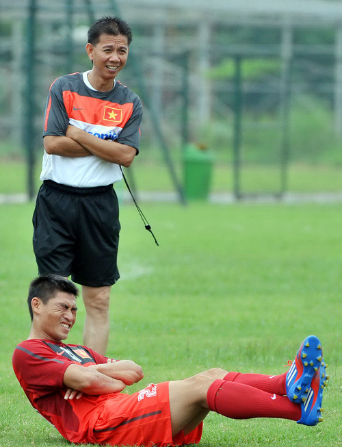 HLV Hoàng Anh Tuấn khi còn làm trợ lý tuyển Việt Nam dưới thời HLV Phan Thanh Hùng.