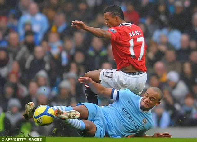 Hồi tháng 1 năm 2012, trong trận đấu ở FA Cup với Man United, Kompany vào bóng bằng cả 2 chân với Luis Nani, mặc dù tiền vệ của Man United đã kịp nhảy tránh nhưng trọng tài Chris Foy vẫn quyết định rút thẻ đỏ với đội trưởng chủ nhà. Mất Kompany khiến Man City phải chịu thất bại nhục nhã trước người hàng xóm ngay trên sân nhà. Hồi tháng 1 năm 2012, trong trận đấu ở FA Cup với Man United, Kompany vào bóng bằng cả 2 chân với Luis Nani, mặc dù tiền vệ của Man United đã kịp nhảy tránh nhưng trọng tài Chris Foy vẫn quyết định rút thẻ đỏ với đội trưởng chủ nhà. Mất Kompany khiến Man City phải chịu thất bại nhục nhã trước người hàng xóm ngay trên sân nhà.
