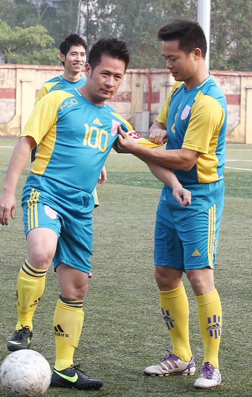 Bằng Kiều được đeo băng đội trưởng đội nghệ sĩ... Bằng Kiều được đeo băng đội trưởng đội nghệ sĩ...