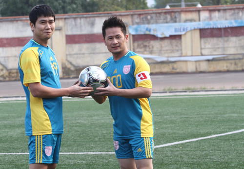 Bằng Kiều và nhạc sĩ Hồ Hoài Anh tranh thủ chụp hình lưu niệm... Bằng Kiều và nhạc sĩ Hồ Hoài Anh tranh thủ chụp hình lưu niệm...