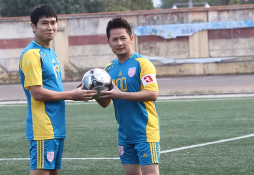 Bằng Kiều và nhạc sĩ Hồ Hoài Anh tranh thủ chụp hình lưu niệm...