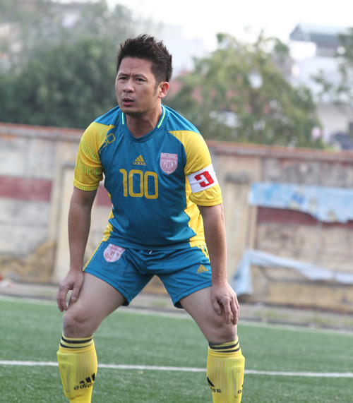 Bằng Kiều có mặt ở sân Tây Hồ khá sớm để khởi động... Bằng Kiều có mặt ở sân Tây Hồ khá sớm để khởi động...