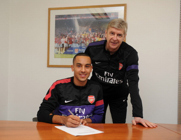 Mọi lời đồn đoán về tương lai của Theo Walcott đã chấm dứt khi cầu thủ chạy cánh người Anh đã đồng ý gia hạn hợp đồng với Arsenal đến năm 2016. Ký vào bản hợp đồng mới, Walcott sẽ trở thành cầu thủ được hưởng lương cao nhất tại Emirates, 100 nghìn bảng/tuần.