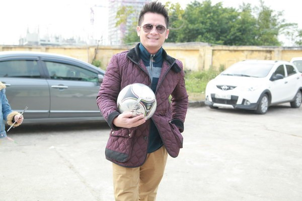 Chiều qua, Bằng Kiều và các nghệ sĩ Công Lý, Thành Trung, Hiệp Gà, nhạc sĩ Hồ Hoài Anh... đã có trận đấu bóng đá gây quỹ từ thiện ủng hộ nạn nhân chất độc màu da cam. Chiều qua, Bằng Kiều và các nghệ sĩ Công Lý, Thành Trung, Hiệp Gà, nhạc sĩ Hồ Hoài Anh... đã có trận đấu bóng đá gây quỹ từ thiện ủng hộ nạn nhân chất độc màu da cam.