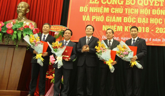 Bộ trưởng Phùng Xuân Nhạ trao quyết định bổ nhiệm. Ảnh: TT Bộ trưởng Phùng Xuân Nhạ trao quyết định bổ nhiệm. Ảnh: TT