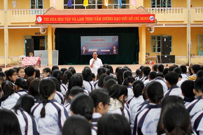 Thầy Nguyễn Lân Dũng trao đổi với các em học sinh về những thách thức và cơ hội trong thời đại cách mạng công nghiệp 4.0 (ảnh Trinh Phúc). Thầy Nguyễn Lân Dũng trao đổi với các em học sinh về những thách thức và cơ hội trong thời đại cách mạng công nghiệp 4.0 (ảnh Trinh Phúc).