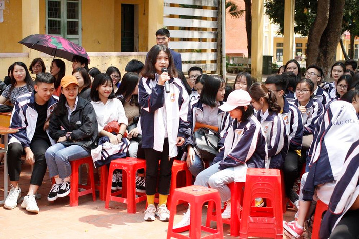 Học sinh trường trung học phổ thông Lục Nam bày tỏ thắc mắc với thầy Nguyễn Lân Dũng có nên chọn nghề theo sở thích hay theo xu hướng (ảnh Trinh Phúc). Học sinh trường trung học phổ thông Lục Nam bày tỏ thắc mắc với thầy Nguyễn Lân Dũng có nên chọn nghề theo sở thích hay theo xu hướng (ảnh Trinh Phúc).