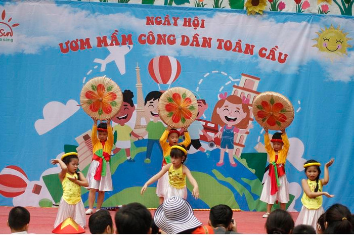 Ươm mầm công dân toàn cầu, với các bạn nhỏ bắt đầu từ việc trau dồi văn hóa và tìm hiểu nét đẹp truyền thống của dân tộc (ảnh Trinh Phúc). Ươm mầm công dân toàn cầu, với các bạn nhỏ bắt đầu từ việc trau dồi văn hóa và tìm hiểu nét đẹp truyền thống của dân tộc (ảnh Trinh Phúc).