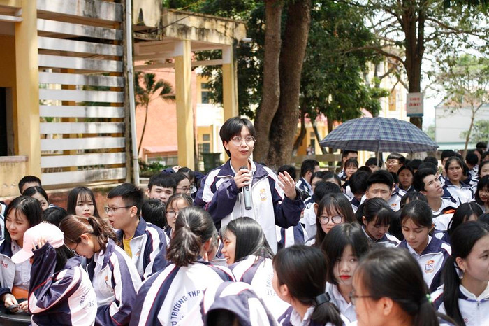 Các em học sinh quan tâm nhiều đến vấn đề chọn trường và ngành học sau khi rời ghế nhà trường phổ thông (ảnh Trinh Phúc). Các em học sinh quan tâm nhiều đến vấn đề chọn trường và ngành học sau khi rời ghế nhà trường phổ thông (ảnh Trinh Phúc).