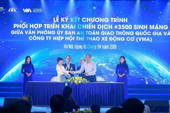 Tại sự kiện này, các em học sinh được chứng kiến lễ ký kết chương trình phối hợp triển khai chiến dịch #3500 sinh mạng giữa văn phòng ủy ban an toàn giao thông quốc gia và công ty hiệp hội thể thao xe động cơ (VMA).