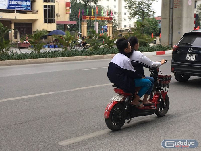 Bộ Giáo dục và Đào tạo yêu cầu học sinh thực hiện nghiêm về quy tắc an toàn giao thông (ảnh nguồn giaoduc.net.vn). Bộ Giáo dục và Đào tạo yêu cầu học sinh thực hiện nghiêm về quy tắc an toàn giao thông (ảnh nguồn giaoduc.net.vn).