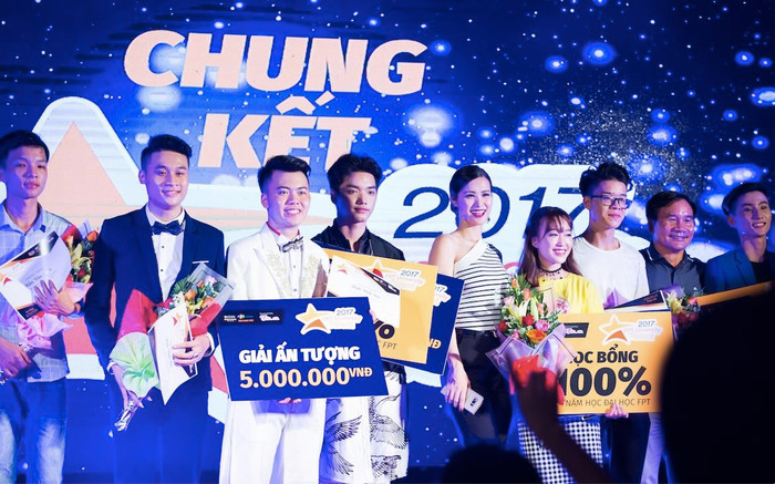 Các thí sinh chiến thắng nhận học bổng của FPT. Các thí sinh chiến thắng nhận học bổng của FPT.