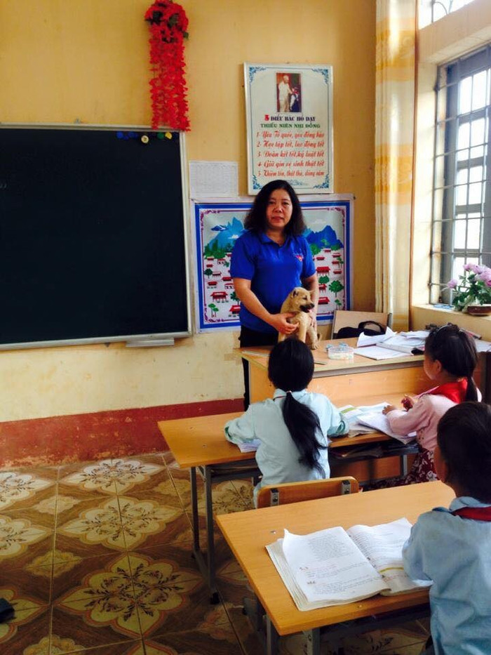 Việc bê thú cương lên lớp là một cách dạy học thú vị của cô Diệu (ảnh do nhân vật cung cấp). Việc bê thú cương lên lớp là một cách dạy học thú vị của cô Diệu (ảnh do nhân vật cung cấp).