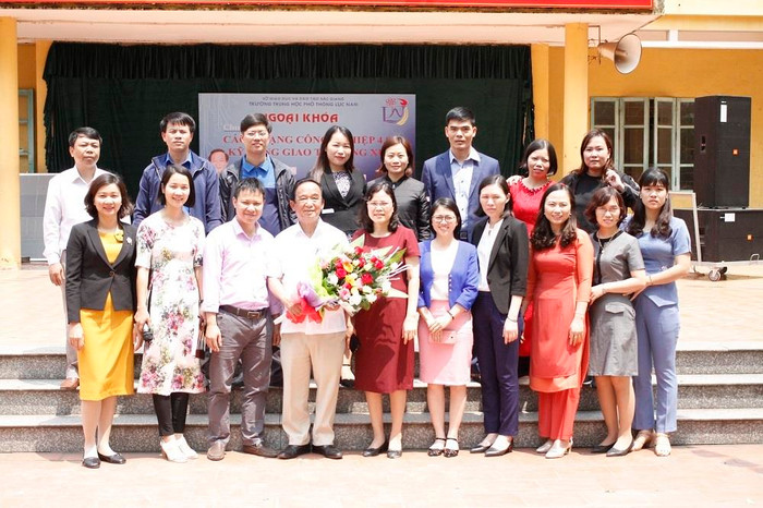 Thầy Nguyễn Lân Dũng chụp ảnh với thầy cô trường Trung học Phổ thông Lục Nam (ảnh Trinh Phúc). Thầy Nguyễn Lân Dũng chụp ảnh với thầy cô trường Trung học Phổ thông Lục Nam (ảnh Trinh Phúc).