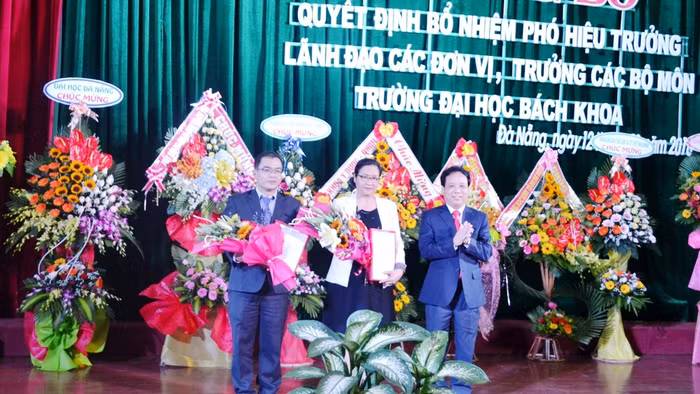 Công bố quyết định bổ nhiệm Phó Hiệu trưởng Trường Đại học Bách khoa Đà Nẵng. Ảnh: TT