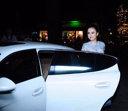 Phương Trinh bước xuống từ chiếc xe mới đắt tiền gây chú ý. Nữ diễn viên cười rạng rỡ chào khán giả. Cô vờ như không có chuyện gì xảy ra với mình tuần qua. So với lần xuất hiện gần đây, Phương Trinh gầy đi ít nhiều. Bà mẹ nhí xinh tươi và sang trọng trong chiếc đầm ren quyến rũ. Cô thoải mái tạo dáng trước ống kính. Nữ diễn viên đi lại bằng chiếc Porsche mới thay vì chiếc BMW cô tậu trước đó. Cận cảnh vẻ xinh tươi của Phương Trinh. Kết thúc buổi giao lưu, cô cùng người quản lý đi ăn tối ở một nhà hàng Nhật. Phương Trinh bước xuống từ chiếc xe mới đắt tiền gây chú ý. Nữ diễn viên cười rạng rỡ chào khán giả. Cô vờ như không có chuyện gì xảy ra với mình tuần qua. So với lần xuất hiện gần đây, Phương Trinh gầy đi ít nhiều. Bà mẹ nhí xinh tươi và sang trọng trong chiếc đầm ren quyến rũ. Cô thoải mái tạo dáng trước ống kính. Nữ diễn viên đi lại bằng chiếc Porsche mới thay vì chiếc BMW cô tậu trước đó. Cận cảnh vẻ xinh tươi của Phương Trinh. Kết thúc buổi giao lưu, cô cùng người quản lý đi ăn tối ở một nhà hàng Nhật.