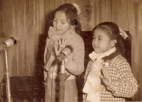 Ca sĩ Ái Vân (trái) bên em gái Ái Xuân thời bé.