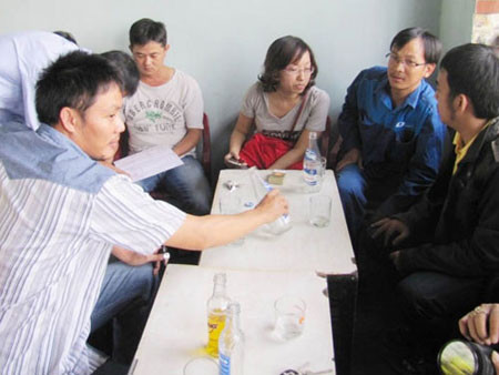 Khách hàng mua đất dự án khu dân cư Trung Nghĩa phản ánh vụ việc với báo chí. Ảnh: Người lao động Khách hàng mua đất dự án khu dân cư Trung Nghĩa phản ánh vụ việc với báo chí. Ảnh: Người lao động