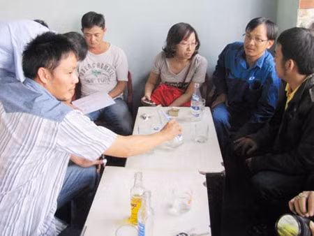 Khách hàng mua đất dự án khu dân cư Trung Nghĩa phản ánh vụ việc với báo chí. Ảnh: Người lao động