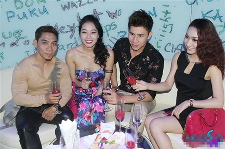 Các khách mời vui vẻ bên nhau.