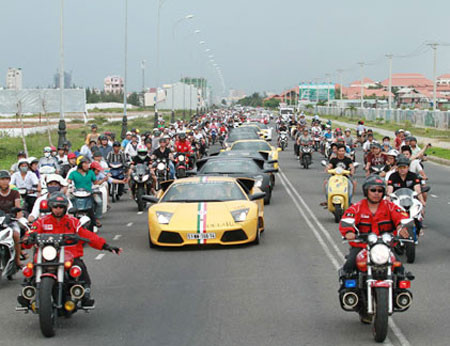 Hành trình siêu xe được tổ chức lần đầu tiên năm 2011 từng làm xôn xao dư luận. Ảnh: Bưu điện Việt Nam. Hành trình siêu xe được tổ chức lần đầu tiên năm 2011 từng làm xôn xao dư luận. Ảnh: Bưu điện Việt Nam.