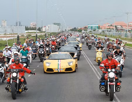 Hành trình siêu xe được tổ chức lần đầu tiên năm 2011 từng làm xôn xao dư luận. Ảnh: Bưu điện Việt Nam.