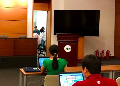 Sáng nay nhiều phóng viên ngờ ngàng vì màn hình ở Trung tâm báo chí tòa nhà Quốc hội không tường thuật phiên họp Thường vụ Quốc hội như thường lệ (ảnh Tuổi trẻ). Sáng nay nhiều phóng viên ngờ ngàng vì màn hình ở Trung tâm báo chí tòa nhà Quốc hội không tường thuật phiên họp Thường vụ Quốc hội như thường lệ (ảnh Tuổi trẻ).